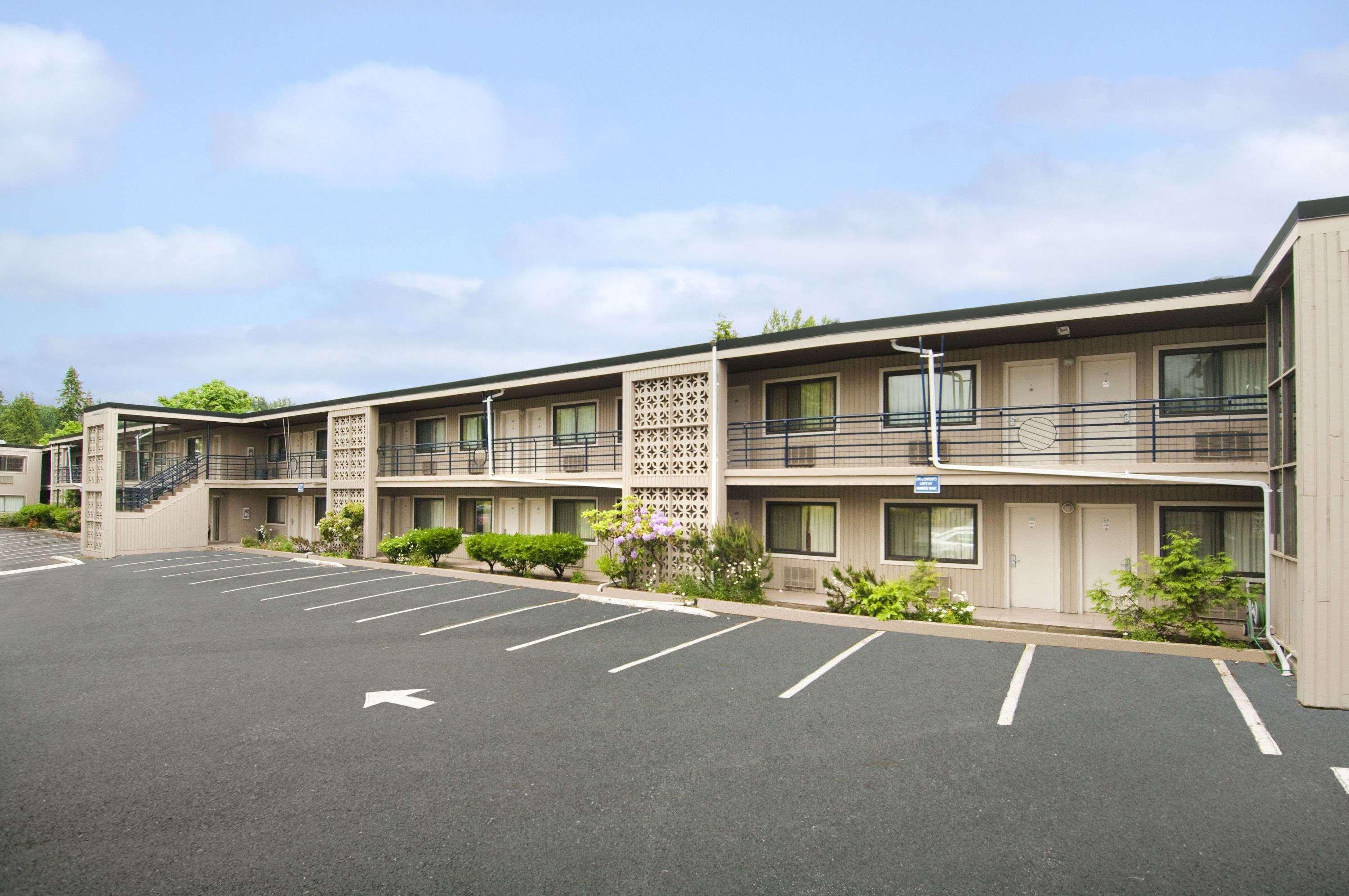 Travelodge By Wyndham Vancouver Lions Gate Exterior photo