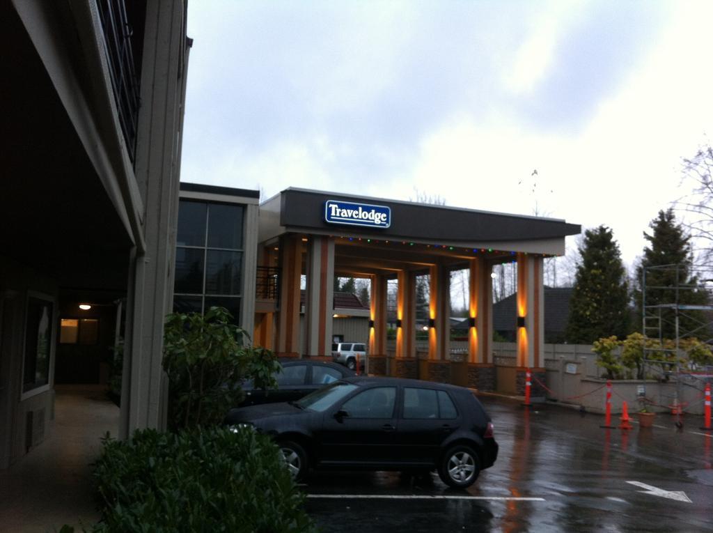 Travelodge By Wyndham Vancouver Lions Gate Exterior photo